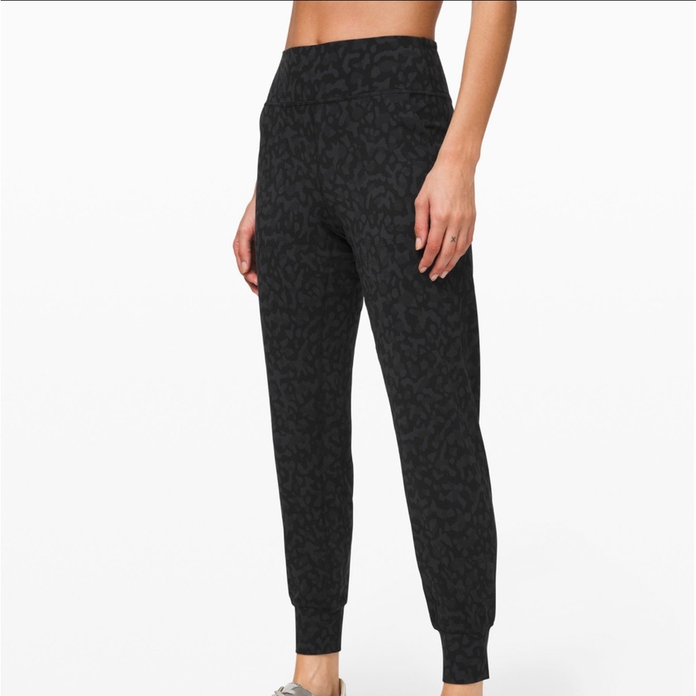 Lululemon Align Jogger 28”, Formation Camo Deep Coal, size 8, good condition